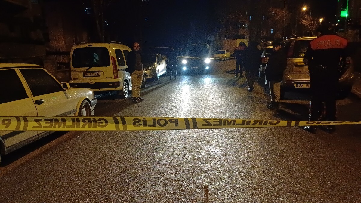 Park halindeki araca kurşun yağmuru