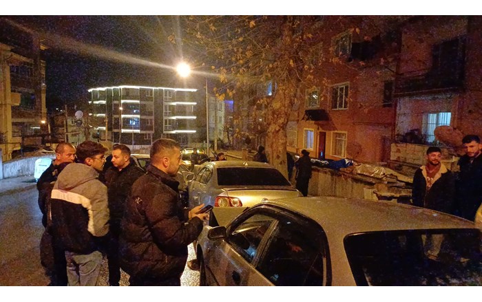 park halindeki araçlara çarparak kaçan sürücü aranıyor (1)