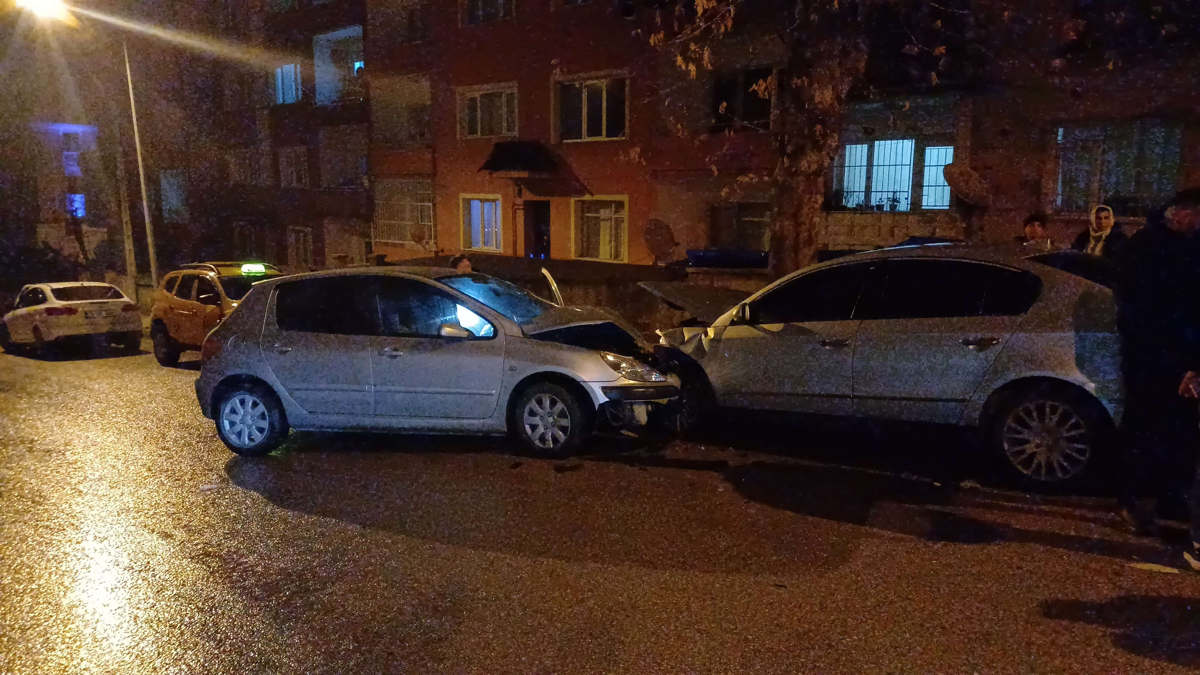 park halindeki araçlara çarparak kaçan sürücü aranıyor (2)