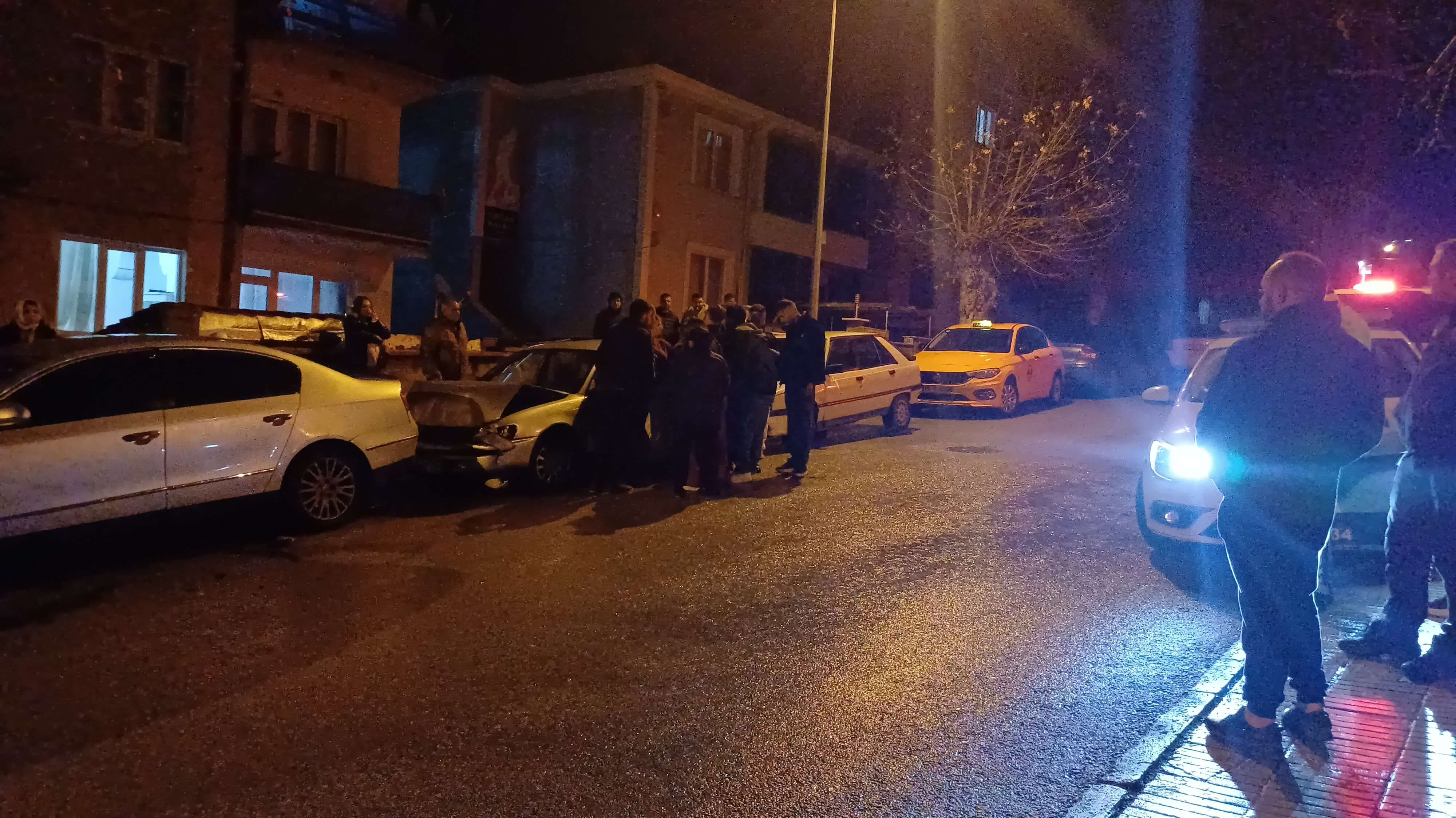 park halindeki araçlara çarparak kaçan sürücü aranıyor (3)