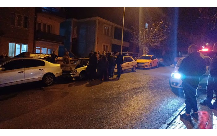 park halindeki araçlara çarparak kaçan sürücü aranıyor (3)