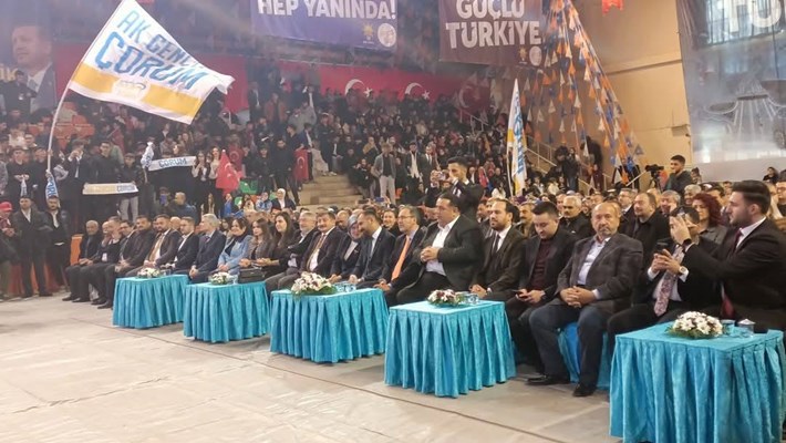 Parti yöneticileri gençleri kongrede yalnız bırakmadı