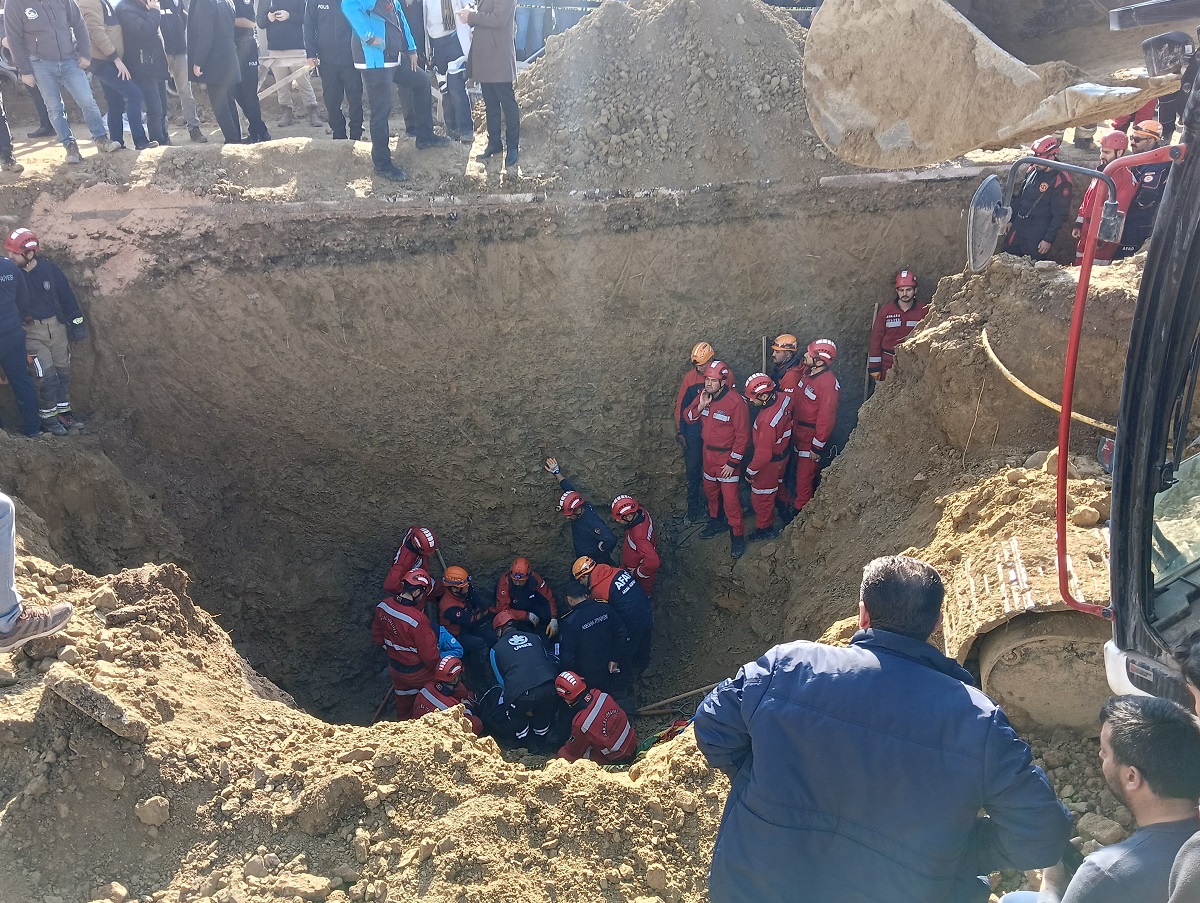 Polatlı'da çöken kanalizasyon bağlantısı inşaatında 2 işçi hayatını kaybetti (2)