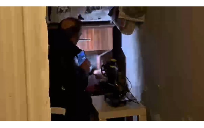 Polis ekipleri 8 eve eş zamanlı operasyon düzenledi (1)