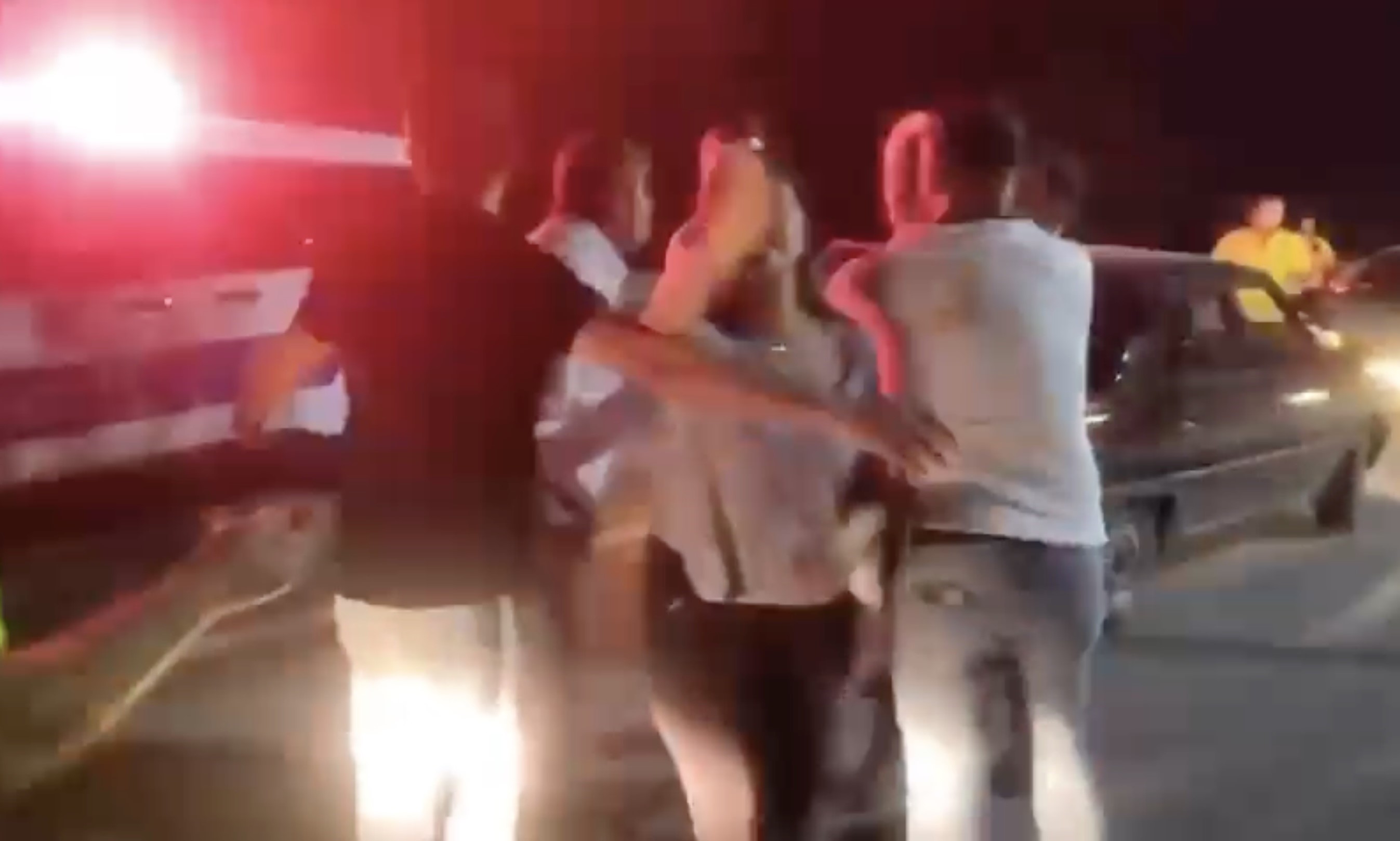 Polis ekipleri tarafından yapılan denetimi görüntülemek isteyen basın mensubu, alkollü olduğu belirlenen sürücünün kızının saldırısına uğradı (1)