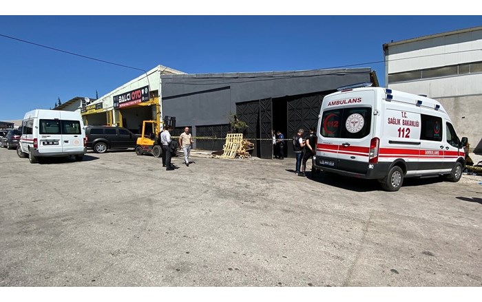 Polis ekipleri ve Cumhuriyet savcısı tarafından yapılan incelemenin ardından anne ve oğlunun cenazeleri, morga kaldırıldı (1)