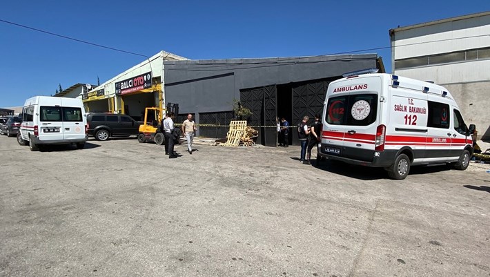 Polis ekipleri ve Cumhuriyet savcısı tarafından yapılan incelemenin ardından anne ve oğlunun cenazeleri, morga kaldırıldı (1)