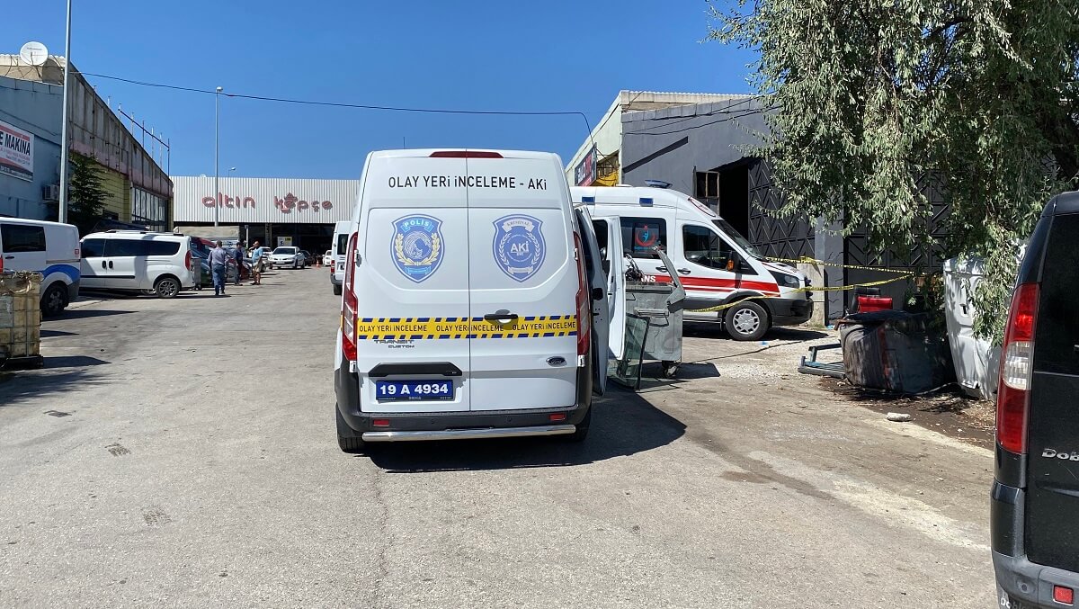 Polis ekipleri ve Cumhuriyet savcısı tarafından yapılan incelemenin ardından anne ve oğlunun cenazeleri, morga kaldırıldı (2)