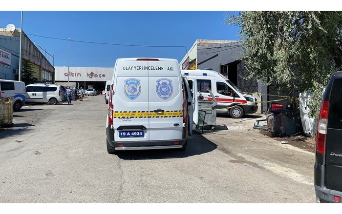 Polis ekipleri ve Cumhuriyet savcısı tarafından yapılan incelemenin ardından anne ve oğlunun cenazeleri, morga kaldırıldı (2)