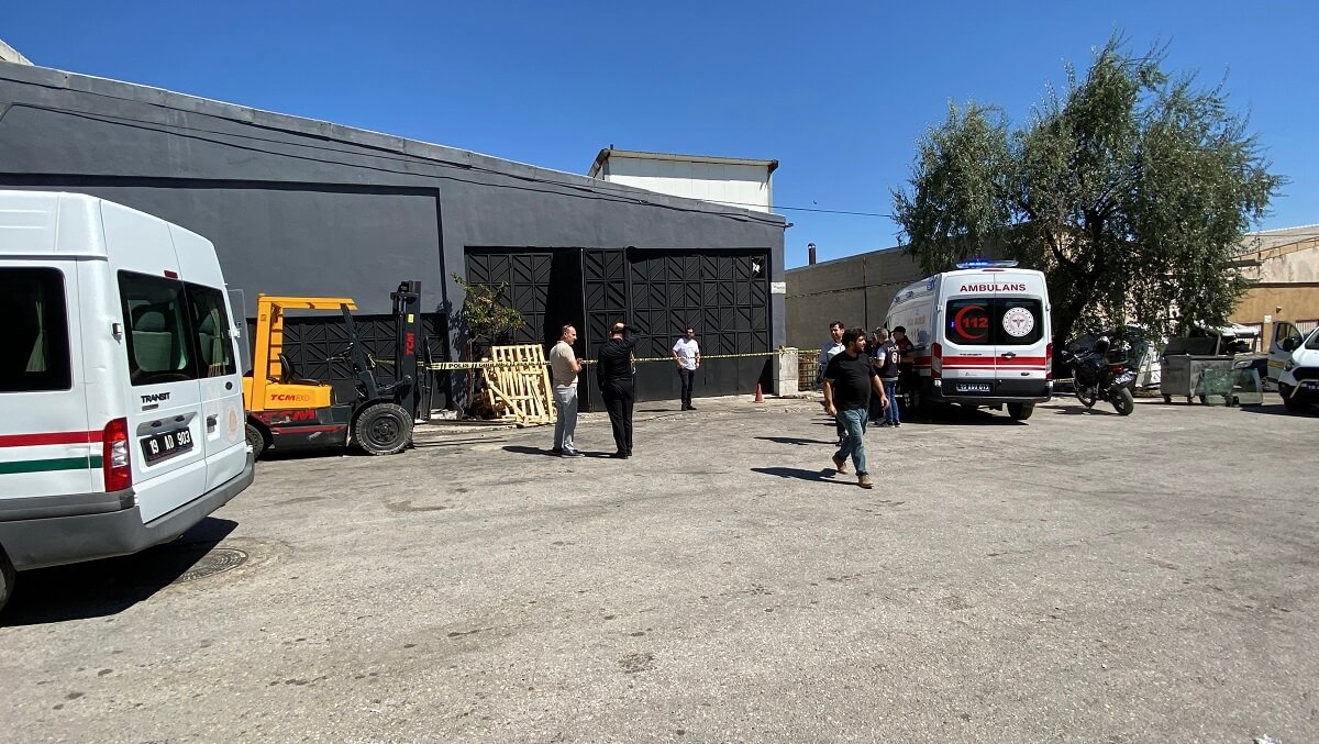 Polis ekipleri ve Cumhuriyet savcısı tarafından yapılan incelemenin ardından anne ve oğlunun cenazeleri, morga kaldırıldı (3)