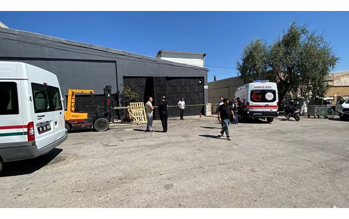 Polis ekipleri ve Cumhuriyet savcısı tarafından yapılan incelemenin ardından anne ve oğlunun cenazeleri, morga kaldırıldı (3)