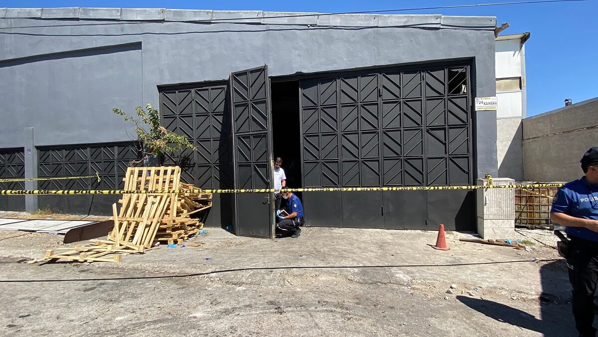 Polis ekipleri ve Cumhuriyet savcısı tarafından yapılan incelemenin ardından anne ve oğlunun cenazeleri, morga kaldırıldı (4)