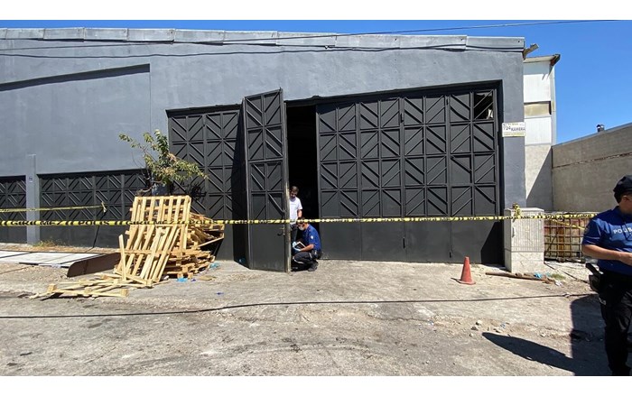 Polis ekipleri ve Cumhuriyet savcısı tarafından yapılan incelemenin ardından anne ve oğlunun cenazeleri, morga kaldırıldı (4)