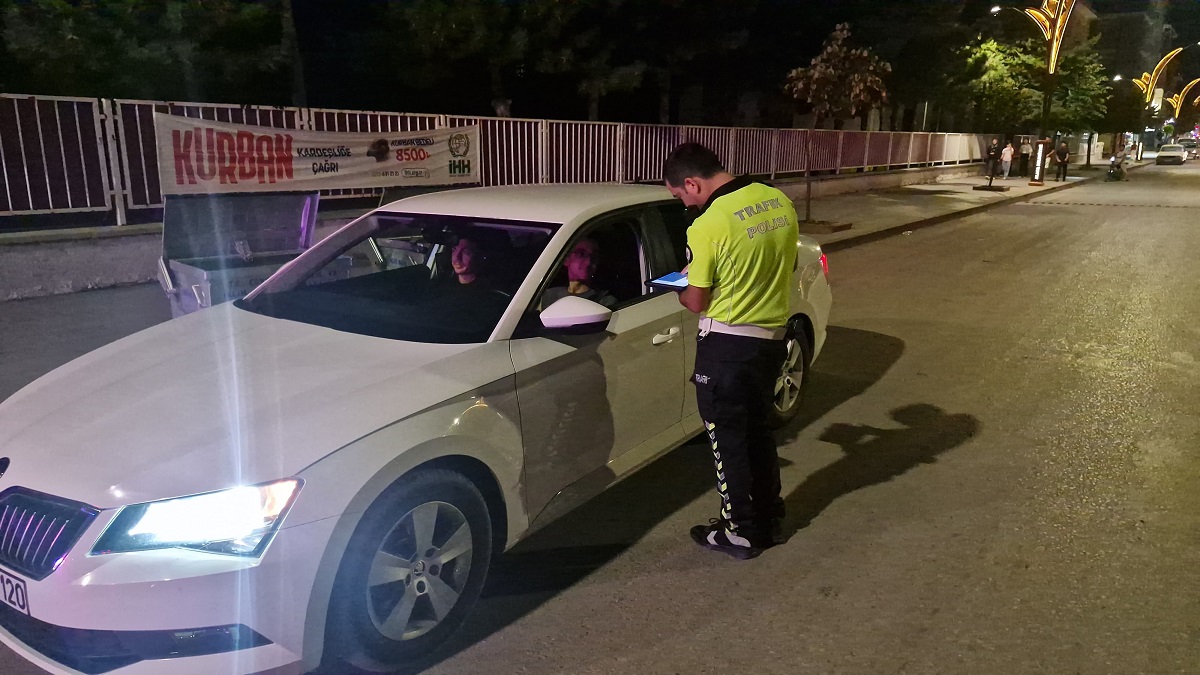 Polis ekiplerince gerçekleştirilen asayiş uygulamasında, kurallara uymayan 15 araç sürücüsüne para cezası kesildi (1)