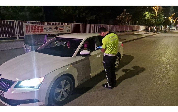 Polis ekiplerince gerçekleştirilen asayiş uygulamasında, kurallara uymayan 15 araç sürücüsüne para cezası kesildi (1)