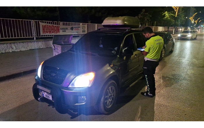 Polis ekiplerince gerçekleştirilen asayiş uygulamasında, kurallara uymayan 15 araç sürücüsüne para cezası kesildi (2)