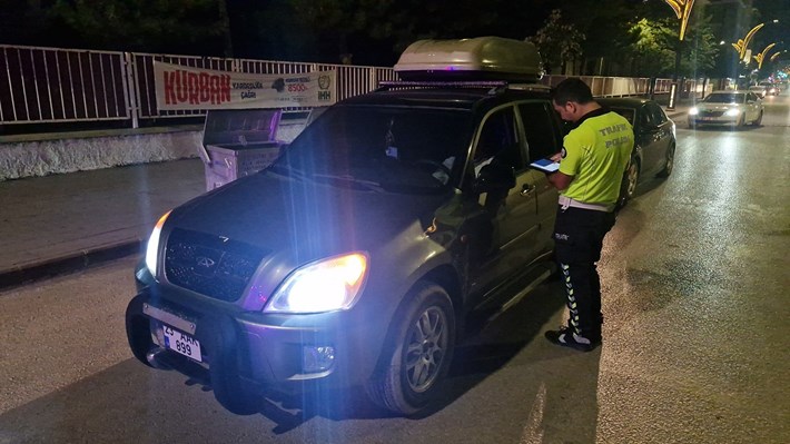 Polis ekiplerince gerçekleştirilen asayiş uygulamasında, kurallara uymayan 15 araç sürücüsüne para cezası kesildi (2)
