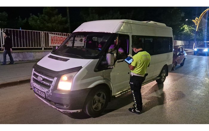 Polis ekiplerince gerçekleştirilen asayiş uygulamasında, kurallara uymayan 15 araç sürücüsüne para cezası kesildi (3)