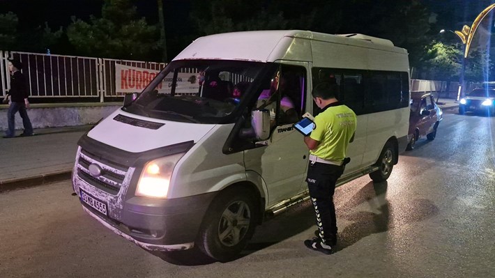 Polis ekiplerince gerçekleştirilen asayiş uygulamasında, kurallara uymayan 15 araç sürücüsüne para cezası kesildi (3)