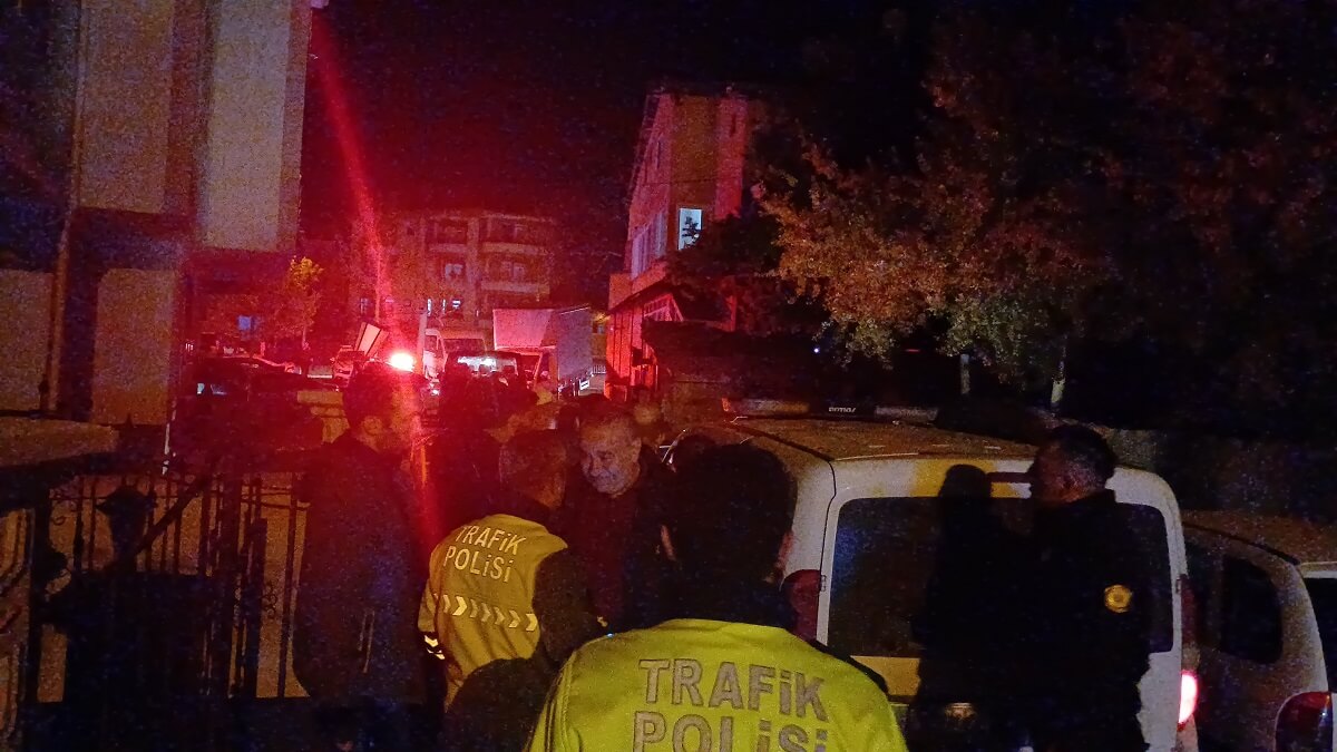 Polis ekiplerini fark edince kaçmaya çalışan 16 yaşındaki ehliyetsiz sürücü, kaçamadan yakalandı (2)