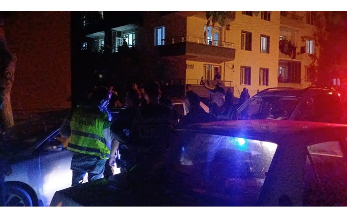 Polis ekiplerinin dur ihtarına uymayarak kaçan otomobil sürücüsü, kısa süren kovalamaca sonucu yakalandı. (3)