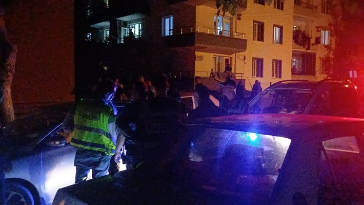 Polis ekiplerinin dur ihtarına uymayarak kaçan otomobil sürücüsü, kısa süren kovalamaca sonucu yakalandı. (3)