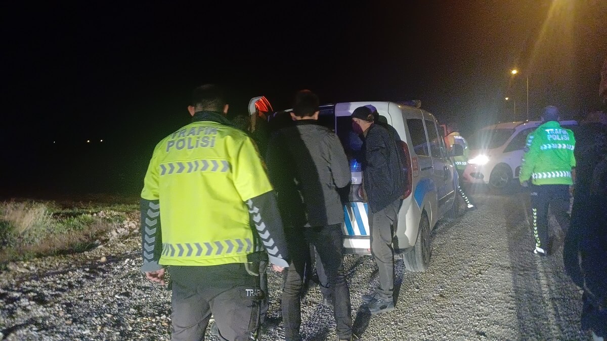 Polisin dur ihtarına uymayan alkollü sürücü, kamyonetini bırakıp yaya olarak kaçmaya çalışırken yakalandı (2)