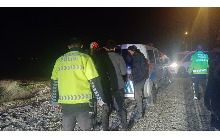 Polisin dur ihtarına uymayan alkollü sürücü, kamyonetini bırakıp yaya olarak kaçmaya çalışırken yakalandı (2)