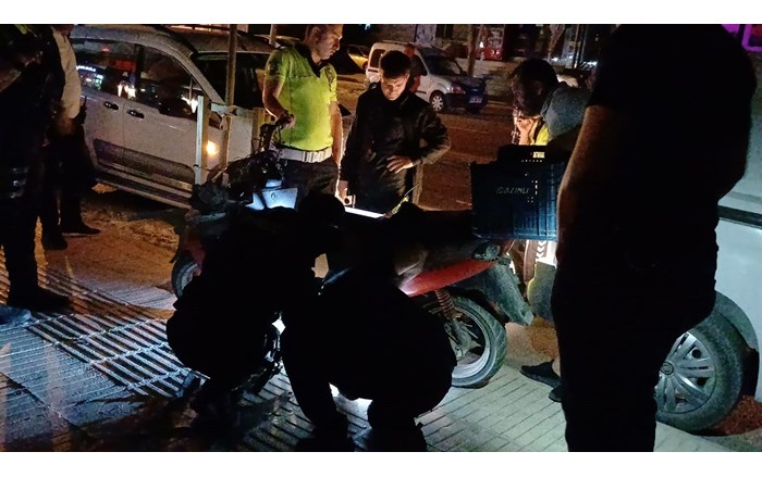 Polisin dur ihtarına uymayarak kaçan motosiklet sürücüsü, kovalamaca sırasında kaza yaparak yaralandı (1)