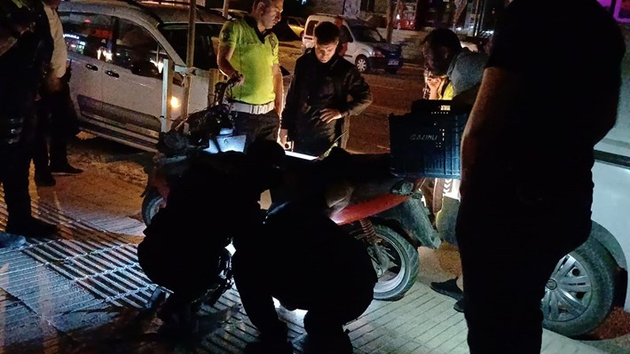 Polisin dur ihtarına uymayarak kaçan motosiklet sürücüsü, kovalamaca sırasında kaza yaparak yaralandı (1)