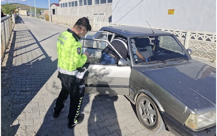 Polisin dur ihtarına uymayarak kaçan şüpheliler, kısa süren kovalamacanın ardından yakalandı (2)