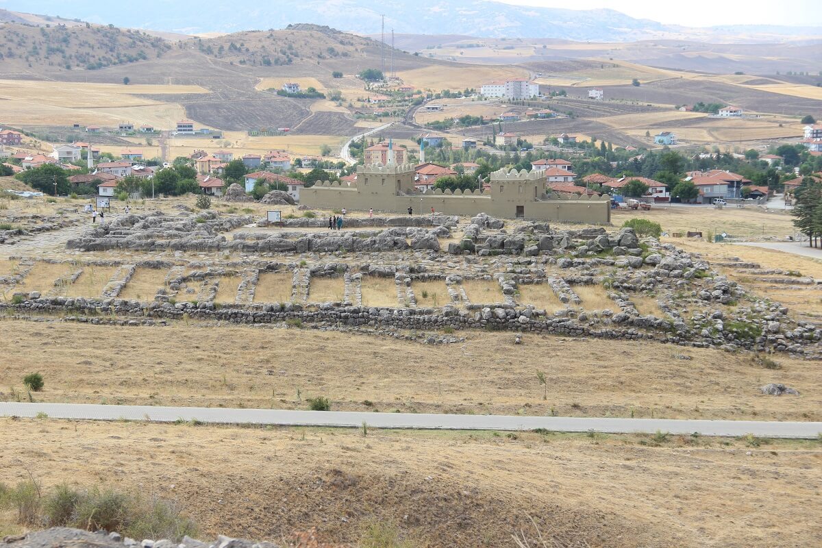 Prof. Dr. Schachner, kazı ekibinde jeologlar, arkeologlar, tarihçiler ve Hititologlar gibi farklı disiplinlerden toplam 90 kişinin yer aldığını söyledi (1)