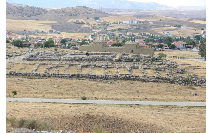Prof. Dr. Schachner, kazı ekibinde jeologlar, arkeologlar, tarihçiler ve Hititologlar gibi farklı disiplinlerden toplam 90 kişinin yer aldığını söyledi (1)