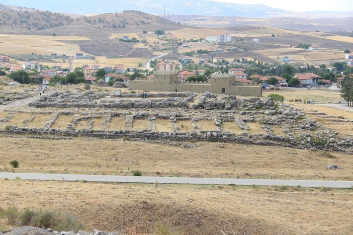 Prof. Dr. Schachner, kazı ekibinde jeologlar, arkeologlar, tarihçiler ve Hititologlar gibi farklı disiplinlerden toplam 90 kişinin yer aldığını söyledi (1)