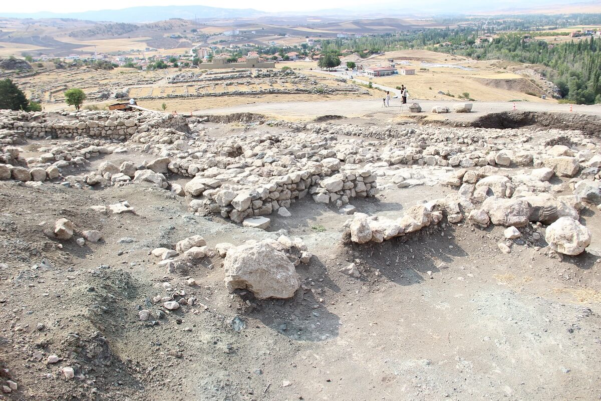 Prof. Dr. Schachner, kazı ekibinde jeologlar, arkeologlar, tarihçiler ve Hititologlar gibi farklı disiplinlerden toplam 90 kişinin yer aldığını söyledi (2)