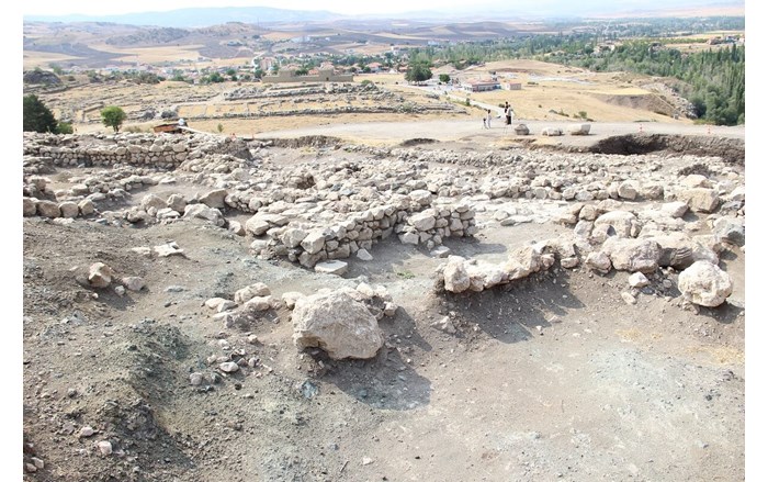 Prof. Dr. Schachner, kazı ekibinde jeologlar, arkeologlar, tarihçiler ve Hititologlar gibi farklı disiplinlerden toplam 90 kişinin yer aldığını söyledi (2)