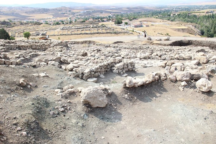 Prof. Dr. Schachner, kazı ekibinde jeologlar, arkeologlar, tarihçiler ve Hititologlar gibi farklı disiplinlerden toplam 90 kişinin yer aldığını söyledi (2)
