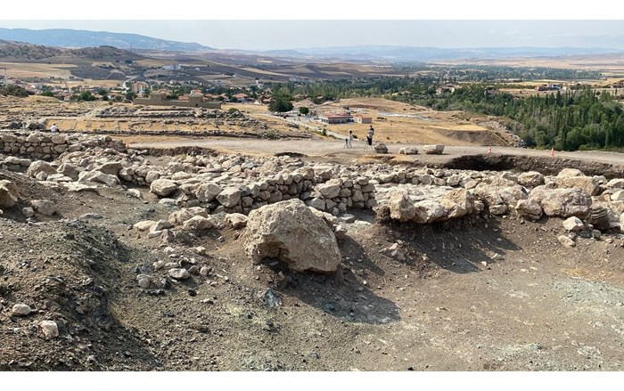 Prof. Dr. Schachner, kazı ekibinde jeologlar, arkeologlar, tarihçiler ve Hititologlar gibi farklı disiplinlerden toplam 90 kişinin yer aldığını söyledi (4)