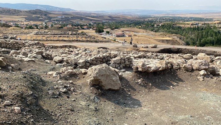 Prof. Dr. Schachner, kazı ekibinde jeologlar, arkeologlar, tarihçiler ve Hititologlar gibi farklı disiplinlerden toplam 90 kişinin yer aldığını söyledi (4)