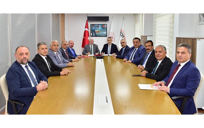 Protokol imza törenine Çorum Valisi Ali Çalgan, AK Parti Çorum Milletvekilleri Yusuf Ahlatcı ve Oğuzhan Kaya, Çorum Belediye Başkanı Dr. Halil İbrahim Aşgın da katıldı (1)