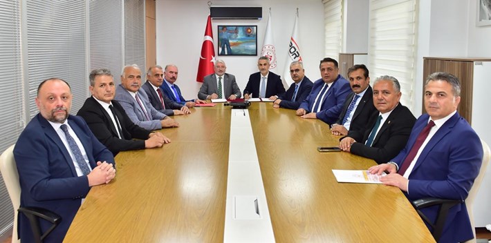 Protokol imza törenine Çorum Valisi Ali Çalgan, AK Parti Çorum Milletvekilleri Yusuf Ahlatcı ve Oğuzhan Kaya, Çorum Belediye Başkanı Dr. Halil İbrahim Aşgın da katıldı (1)