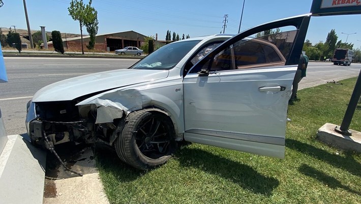 Refüjü aşıp karşı şeritteki benzin istasyonunun tabelasına çarpan otomobilin sürücüsü ve yolcu kazayı yara almadan atlattı (1)