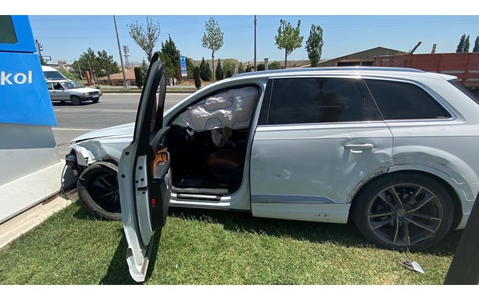 Refüjü aşıp karşı şeritteki benzin istasyonunun tabelasına çarpan otomobilin sürücüsü ve yolcu kazayı yara almadan atlattı (3)