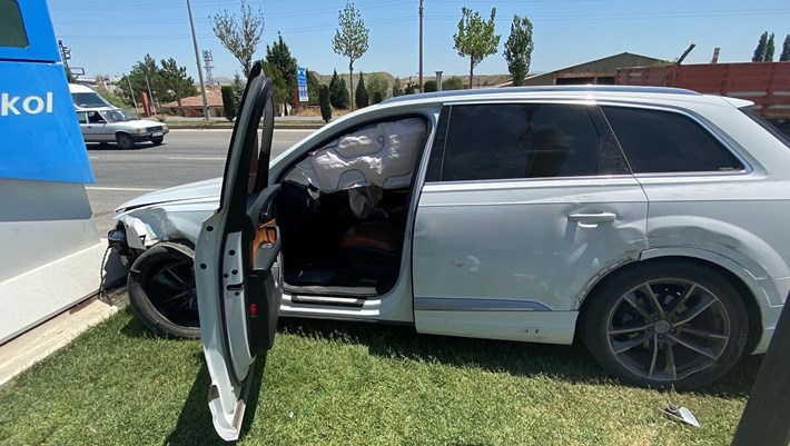 Refüjü aşıp karşı şeritteki benzin istasyonunun tabelasına çarpan otomobilin sürücüsü ve yolcu kazayı yara almadan atlattı (3)