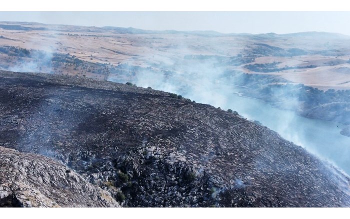 Rüzgarın da etkisiyle hızla büyüyen yangın, önce köy mezarlığına, ardından da ormanlık alana sıçradı (1)