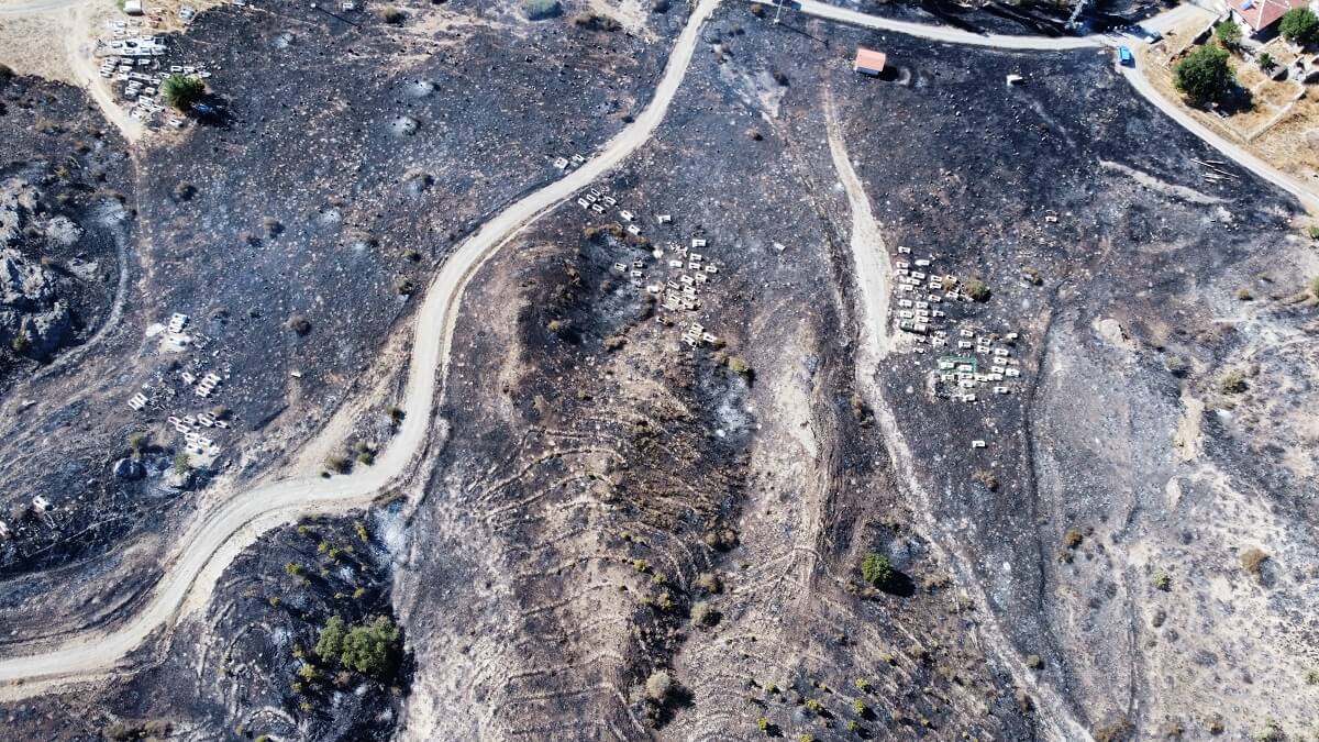Rüzgarın da etkisiyle hızla büyüyen yangın, önce köy mezarlığına, ardından da ormanlık alana sıçradı (2)