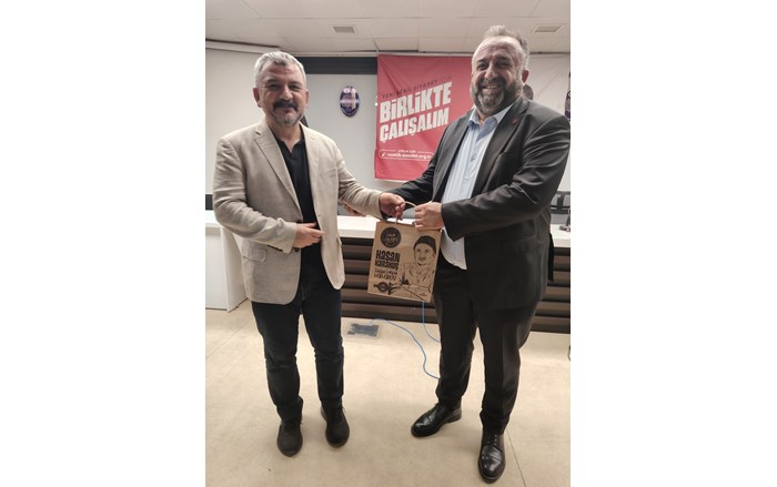 Saadet Partisi Çorum İl Başkanı Şuayip Sarı, günün anısına Yazar Muammer Bilgiç'e hediye takdim etti