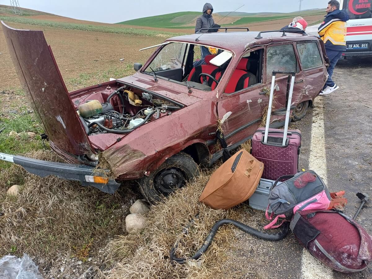 Sağlık ekiplerince ilk müdahaleleri yapılan yaralılar Alaca Devlet Hastanesine kaldırıldı (1)