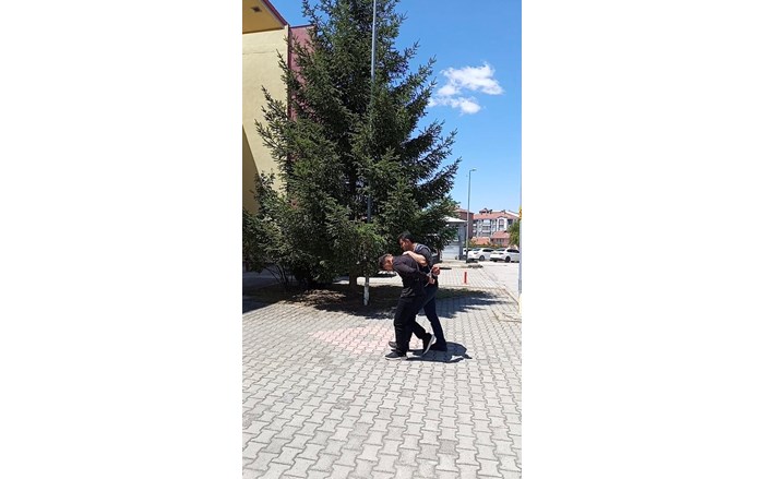 Şahsın 35 adet suç kaydı olduğu belirlenirken yakalanma anı ise kameraya yansıdı (1)