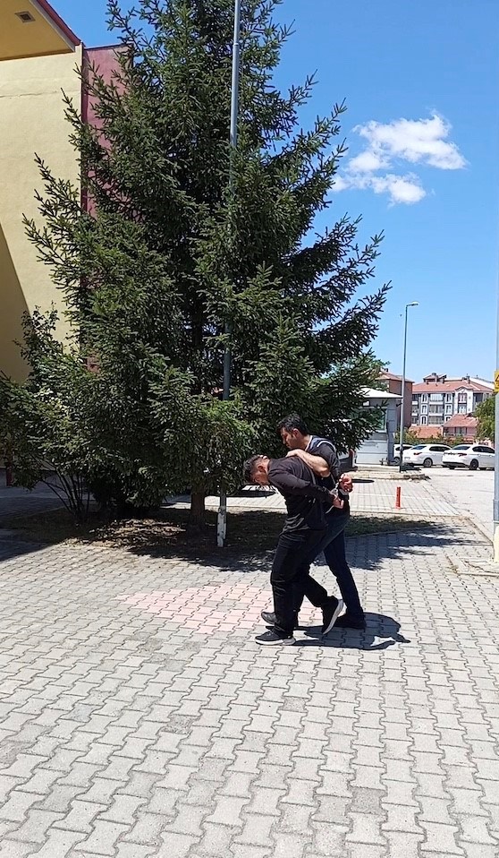 Şahsın 35 adet suç kaydı olduğu belirlenirken yakalanma anı ise kameraya yansıdı (1)